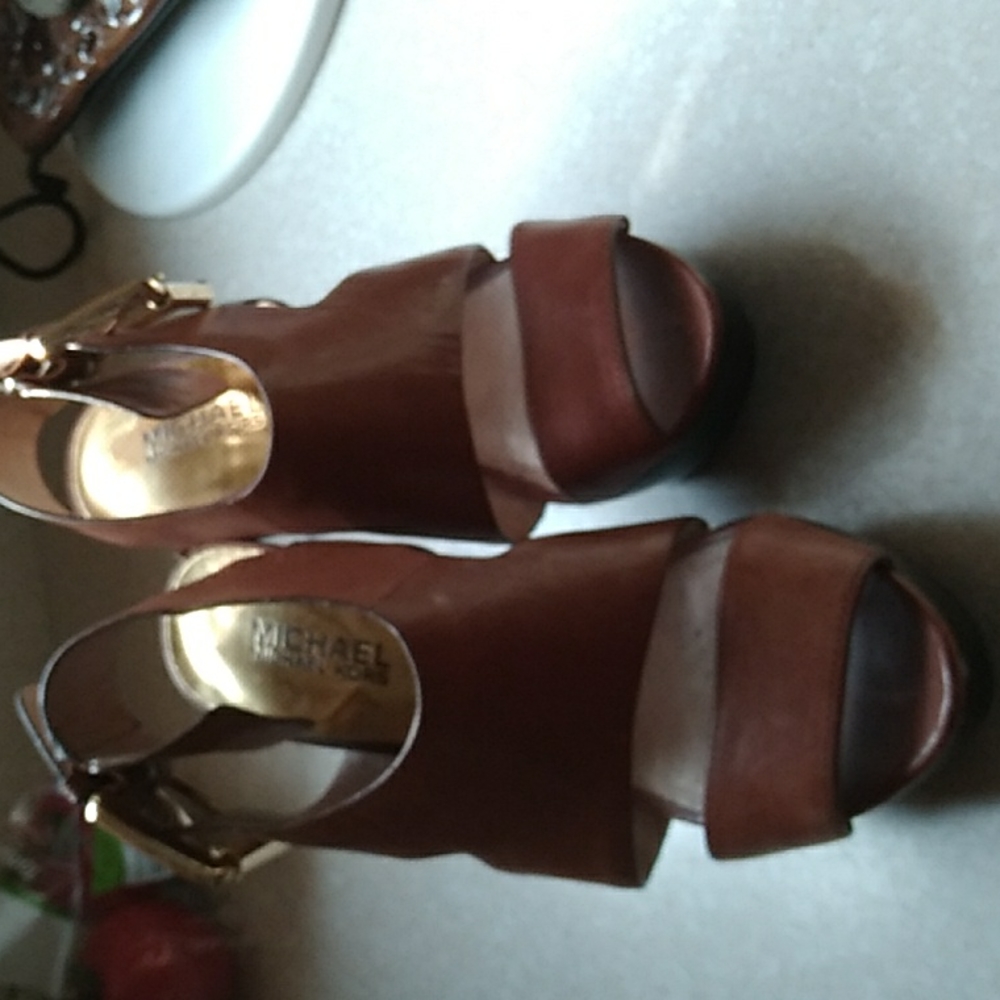 MICHAEL KORS BROWN LEATHER HEELS WITH ADJUSTABLE BUCKLE- SIZE 6